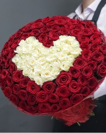 Букет из роз, гвоздик и статицы «Секрет сердца»